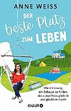 Eine Frau sitzt vor einer hügeligen grünen Landschaft in einer Hängematte