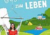 Eine Frau sitzt vor einer hügeligen grünen Landschaft in einer Hängematte