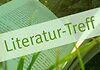 Ein Buch liegt in einer Wiese