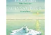 Der kleine Eisbär treibt auf einer Eisscholle im Meer